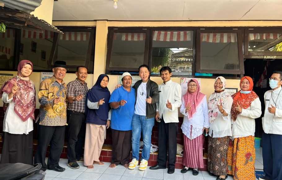 Politisi Partai Golkar Henry Indraguna (tengah) bertemu dengan Samin (kelima dari kiri)